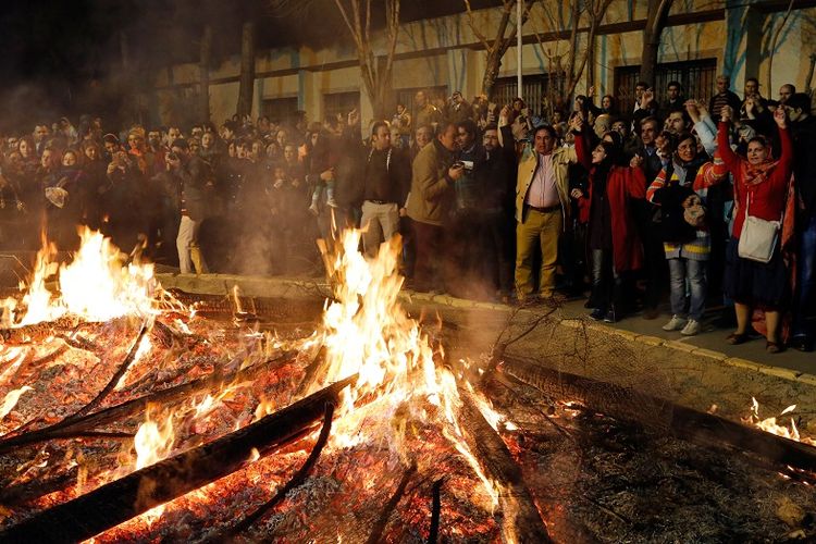 Dalam foto yang diambil pada 30 Januari 2018 ini, umat Zoroaster Iran berkumpul untuk merayakan festival tahunan Sadeh di kota Teheran. Sadeh adalah sebuah acara keagaamaan untuk menghomati api yang mengalahkan kegelapan dan dingin. Sadeh sendiri berarti seratus menandai hari keseratus di musim panas.
