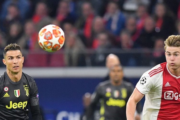 Penyerang Juventus, Cristiano Ronaldo (kiri) dan bek Ajax Amsterdam, Matthijs de Ligt, berlari mengejar bola pada laga leg pertama perempat final Liga Champions di Johan Cruijff ArenA, Amsterdam, Belanda, Rabu (10/4/2019).