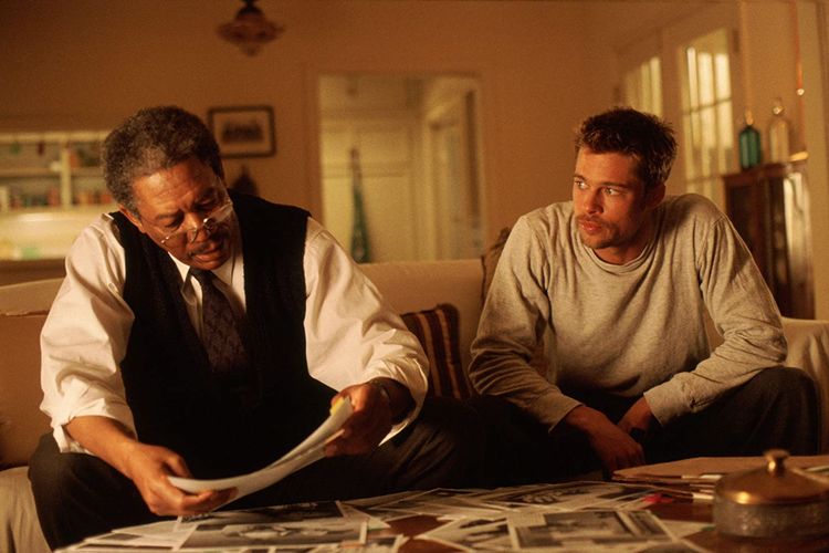 Morgan Freeman dan Brad Pitt di film Se7en (1995) yang tayang di Netflix.