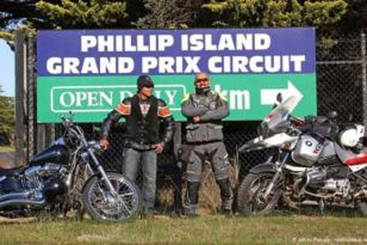 Jeffrey Polnaja (kanan) saat berada di Philip Island dalam rangkaian perjalanannya keliling Australia.