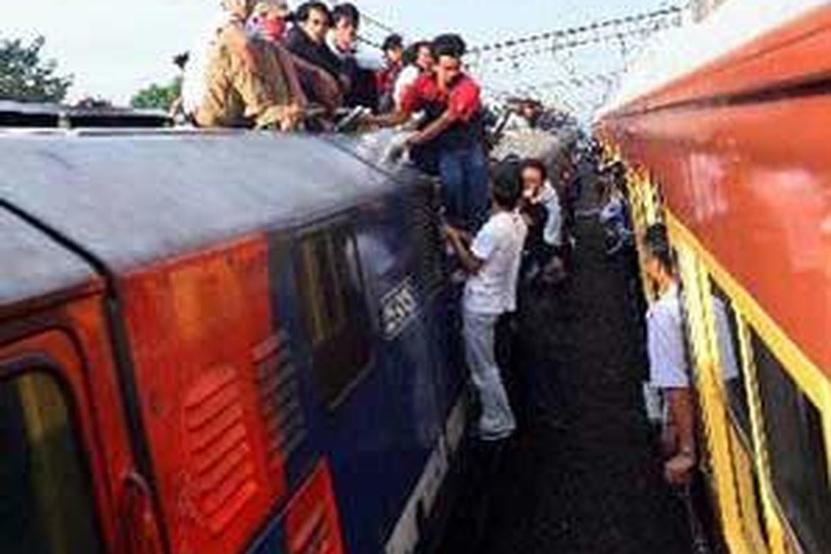 Meski duduk di atas gerbong kereta api cukup berbahaya, puluhan penumpang nyaris tiap hari terlihat duduk di atas gerbong kereta api yang melaju antara Stasiun Tanah Abang-Rangkas Bitung. Peringatan petugas tak digubris, adapun kedisiplinan penumpang juga sangat kurang. Faktor lain, jumlah kursi duduk di dalam gerbong tak sebanding dengan jumlah penumpang.
