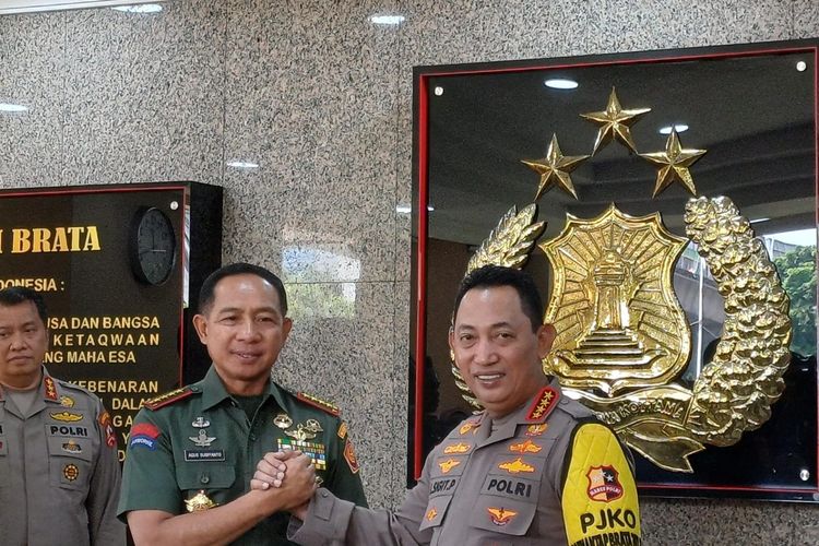 Panglima TNI Jenderal Agus Subiyanto melakukan silaturahmi dengan Kapolri Jenderal Listyo Sigit Prabowo di Mabes Polri, Jakarta, Selasa (5/12/2023).