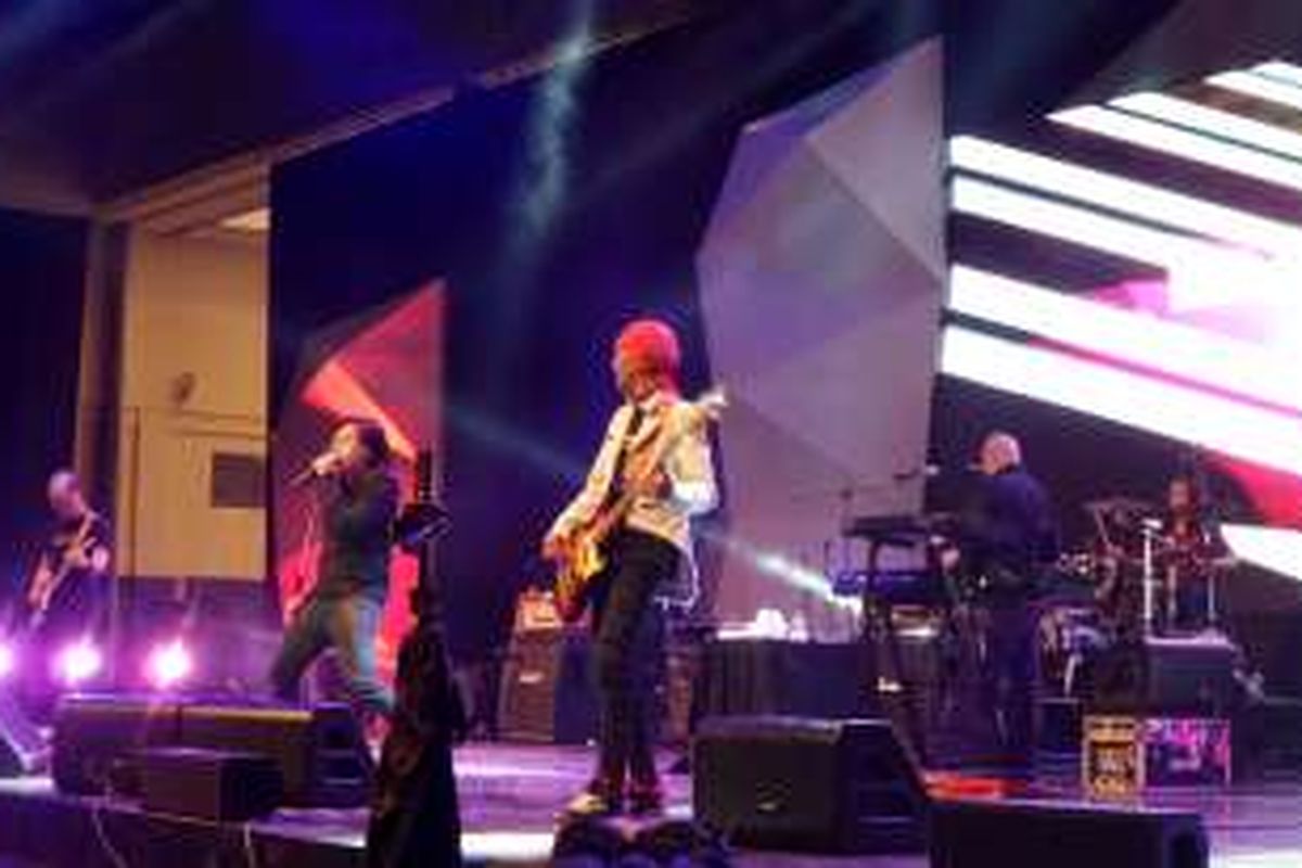 Penampilan band Dewa 18 featuring Ari Lasso dalam panggung Konser 1.000 Band: Bangkitnya Musik Indonesia, di Indonesia Convention Exhibition (ICE), BSD City, Tangerang Selatan, Banten, Senin (24/10/2016).