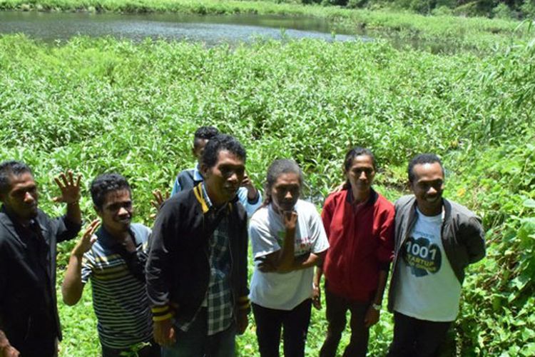 Pesona danau mungil Koliheret di Desa Watudiran, Kecamatan Waigete, Kabupaten Sikka, Nusa Tenggara Timur, Minggu (21/4/2019).