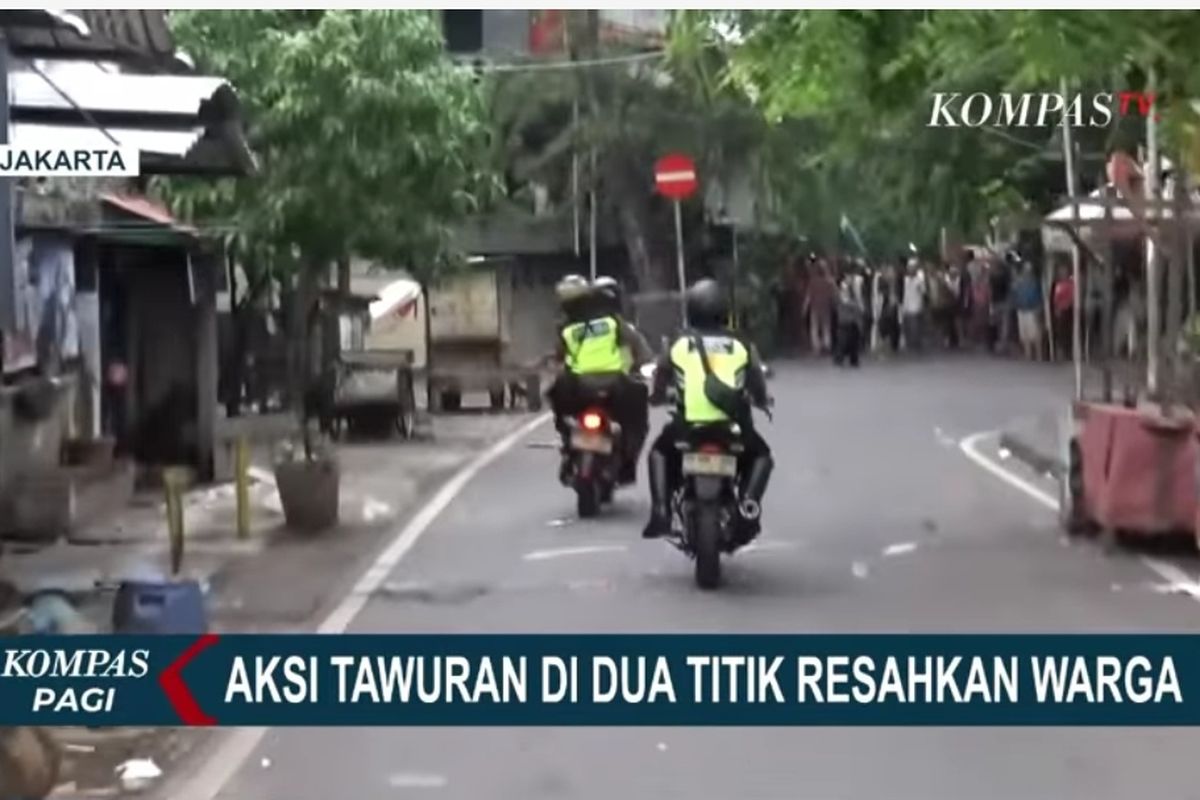 Polisi membubarkan tawuran warga di Johar Baru, Jakarta Pusat, Minggu (4/4/2021)