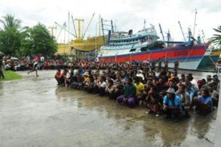 Ratusan Anak Buah Kapal (ABK) asing korban perbudakan di Benjina Kepulauan Aru Maluku, dievakuasi ke Tual Maluku Tenggara beberapa waktu lalu.
     