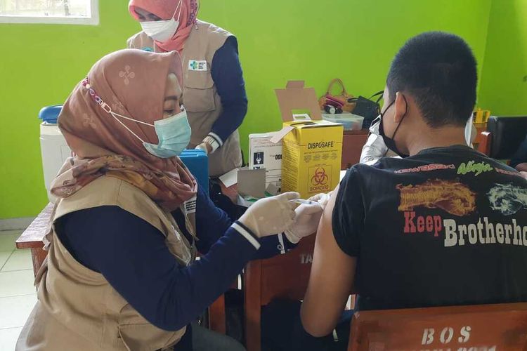 Pelajar SMPN 8 Kota Tasikmalaya mengikuti vaksin anak yang digelar oleh sekolah bekerjasama dengan Puskesmas Cihideung dengan total seluruhnya mencapai 600 siswa yang disuntik pada Jumat (27/8/2021).