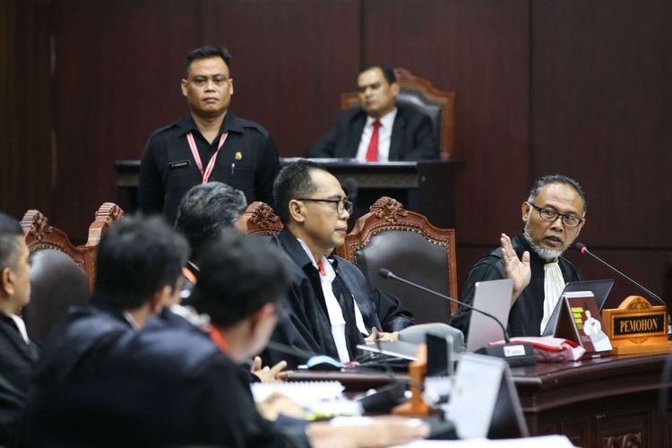 Ketua Tim Hukum Prabowo Subianto - Sandiaga Uno, Bambang Widjojanto saat sidang perdana sengketa pilpres 2019 di Gedung Mahkamah Konstitusi, Jakarta, Jumat (14/6/2019).