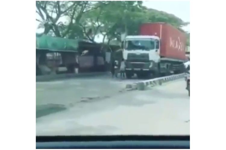 Video aksi pemalakan oleh bocah dengan menyetop bus di daerah Tangerang beredar di media sosial pada Senin (23/12/2019).