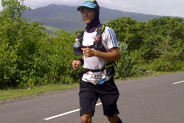 Oktavianus Quaasalmy, pelari asal Palembang saat berlari melintasi jalur Tambora Challenge jelang garis finis di Doro Ncanga, Kabupaten Dompu, NTB, Jumat (7/4/2017)