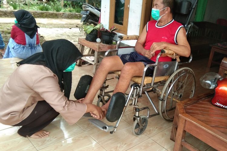 Kopka Ade Casmita, anggota TNI yang lumpuh lantaran disengat tawon ndas tengah dirawat istrinya, Rita Juwita, di rumahnya di Kampung Dawuan Oncom Nomor 65, RT 014, RW 005, Desa Dawuan Kaler, Kecamatan Dawuan, Kabupaten Subang , Jumat (5/4/2021) siang.