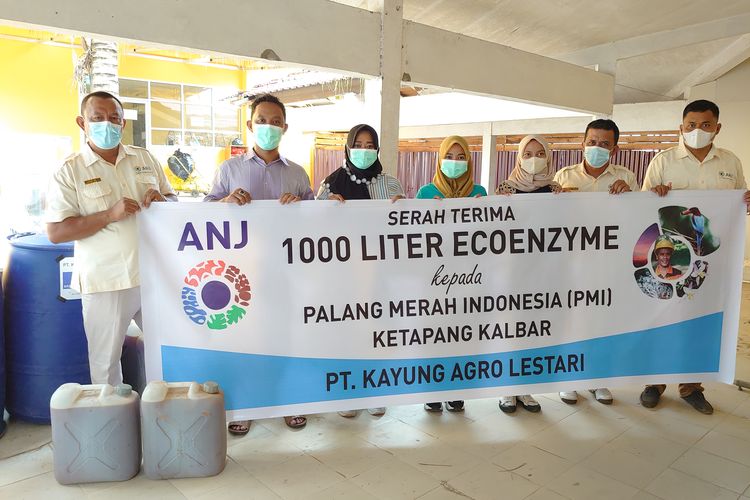 Penyerahaan eco-enzyme kepada PMI Ketapang, Kalimantan Barat.