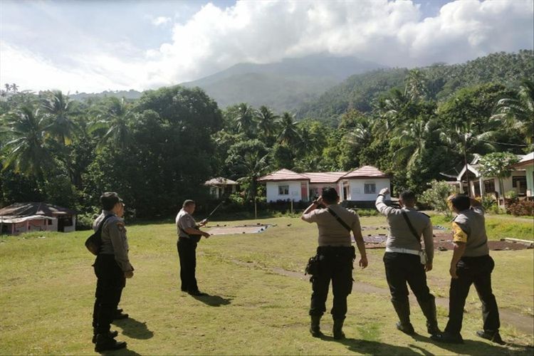 Personel Polsek Siau Barat saat memantau aktivitas warga di wilayah Gunung Karangetang