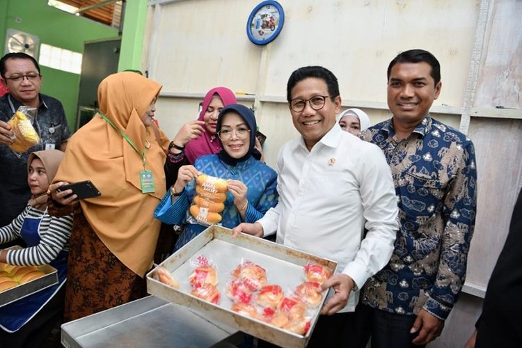 Mendes PDTT Abdul Halim Iskandar, meninjau usaha pabrik roti Desa Cot Girek Kandang, Minggu (15/3/2020).