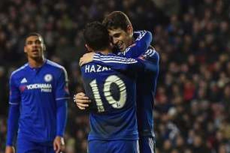 Oscar merayakan keberhasilan mencetak gol bersama Eden Hazard saat Chelsea menang telak atas MK Dons, Minggu (31/1/2016).