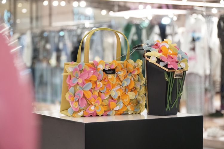 Kate Spade menghadirkan koleksi musim semi 2023 di pop-up store yang penuh dengan pengalam menarik dan menginspirasi.