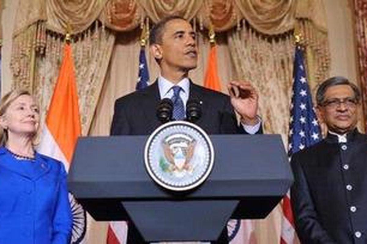 Menteri Luar Negeri AS Hillary Clinton dan Menteri Luar Negeri India S.M. Krishna mendengarkan sambutan Presiden AS Barack Obama dalam acara Dialog Strategis AS-India, di Washington, Jumat-WIB (4/6/2010).