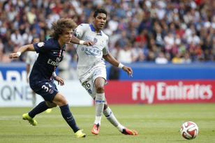 Bek Paris Saint-Germain David Luiz (kiri) berusaha merebut bola dari penyerang Bastia Brandao, pada pertandingan Ligue-1, di Parc des Princes, Paris, Sabtu (16/8/2014).
