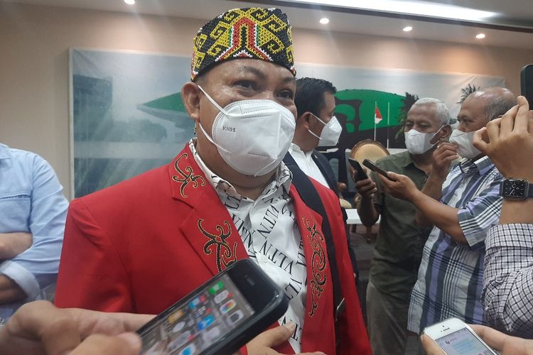 Sekretaris Jenderal Masyarakat Adat Dayak Nasional Yakobus Kumis memberikan keterangan kepada pers di Kompleks Parlemen, Jakarta, Selasa (25/1/2022).