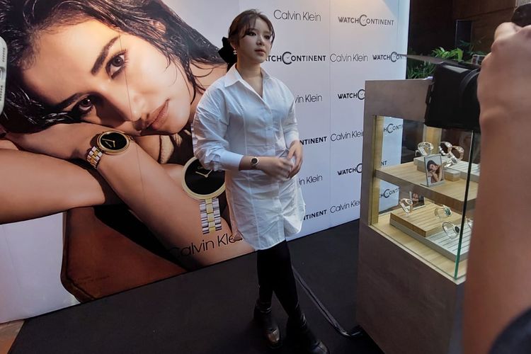 Style Tiara Andini di acara peluncuran koleksi terbaru jam tangan Calvin Klein, Selasa (18/3/2024).