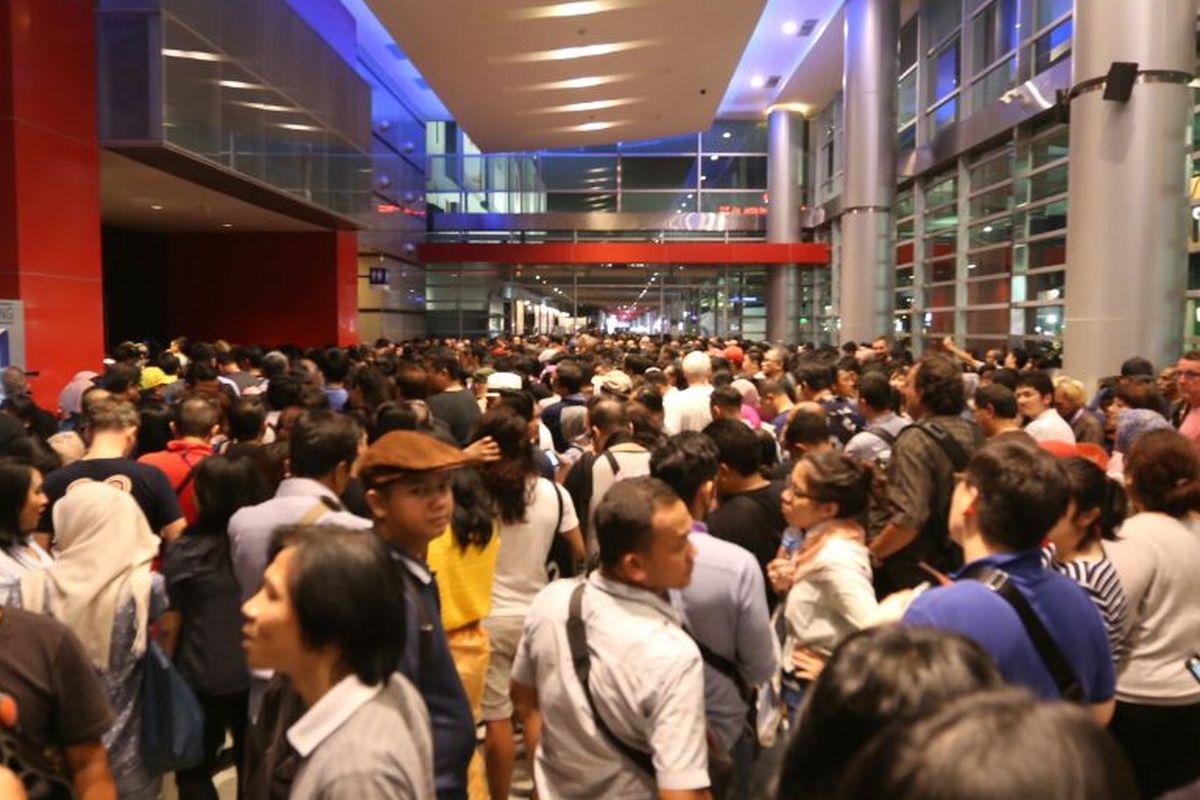 Pengunjung Java Jazz Festival tampak berdesak-desakan di Hall JIExpo Kemayoran, Jakarta Pusat, Sabtu (4/3/2017) malam. Mereka mengantre untuk masuk kedalam area konser musisi jazz dunia Sergio Mendes.