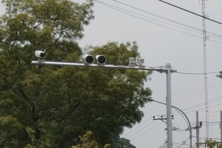 Kamera CCTV dan ETLE statis baru terpasang di Simpang Ki Ageng Gribig, Kecamatan Kedungkandang, Kota Malang, Jawa Timur.