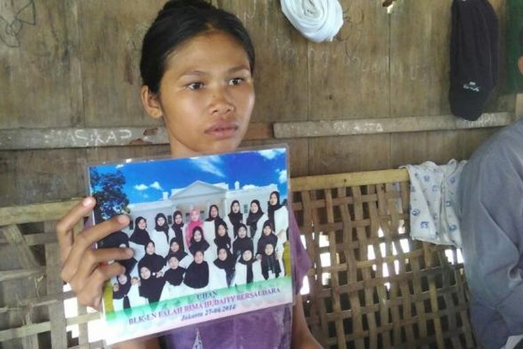 Sri Rabitah (25) mantan TKI asal Lombok, Nusa Tenggara Barat menunjukkan foto saat ia akan berangkat menjadi TKI.