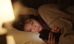 Psikolog Sebut Doom Scrolling Medsos Sebelum Tidur Bisa Ganggu Kesehatan Mental