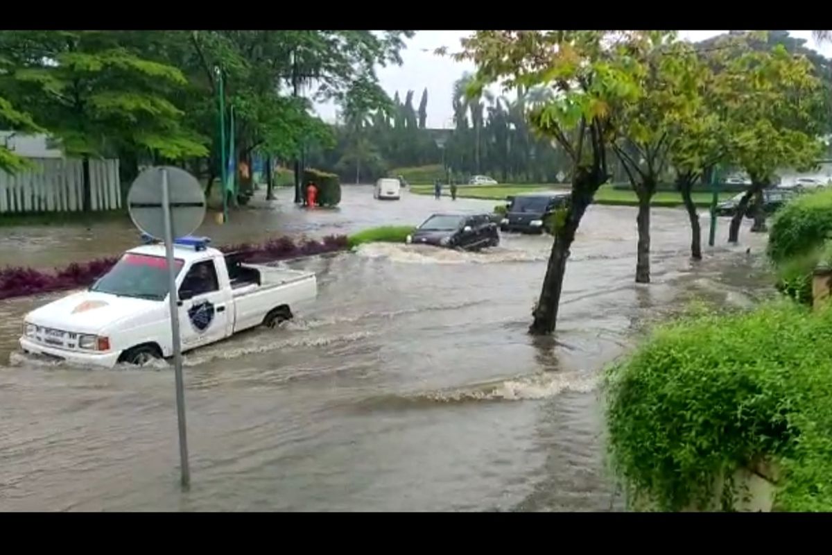 Genangan air setinggi kurang lebih 60 sentimeter menggenangi Jalan Boulevard Modernland, Kelapa Indah, Kota Tangerang pada Selasa (16/2/2021) sejak pukul 10.00 WIB. 
