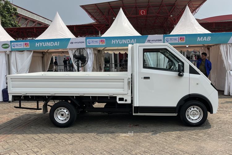 Mobil Anak Bangsa (MAB) membawa pikap listrik MAB SF T01 di PEVS 2025.