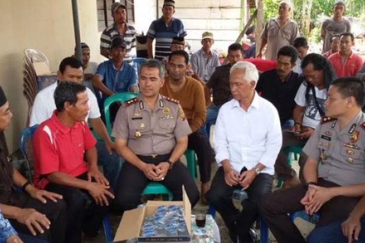 Kapolres Lubuklinggau AKBP Hajat Mabrur Bujangga (tengah) didampingi Wakil Bupati Rejang Lebong Iqbal Bastari dan Kapolres Rejang Lebong AKBP Yogi, berbincang dengan keluarga korban dalam kunjungan, Rabu (19/4/2017). 
