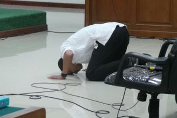 Terdakwa Haris Andi Surahman sujud syukur seusai divonis bersalah oleh Pengadilan Tipikor