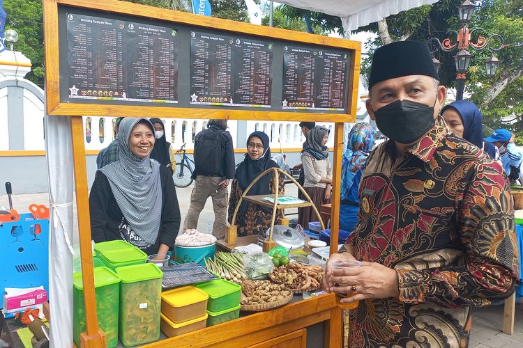 Selain membuka kedai di halaman rumahnya, Sasti juga sering mengikuti bazar UMKM. Terlihat Bupati Purworejo Agus Bastian saat mengunjungi stand Miss Rempah di Bazar beberapa waktu yang lalu 