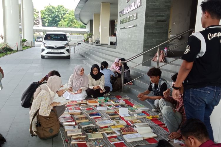Sejumlah mahasiswa hadir di lapak komunitas Rabosore di Unesa Surabaya, Rabu (3/12/2025)