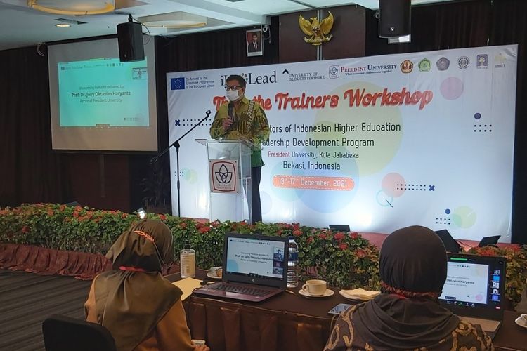 Sejumlah pimpinan perguruan tinggi Indonesia dan asing yang tergabung dalam konsorsium iHiLead mengikuti Train the Trainers di President Executive Club, Kota Jababeka, Cikarang (13/12/2021).