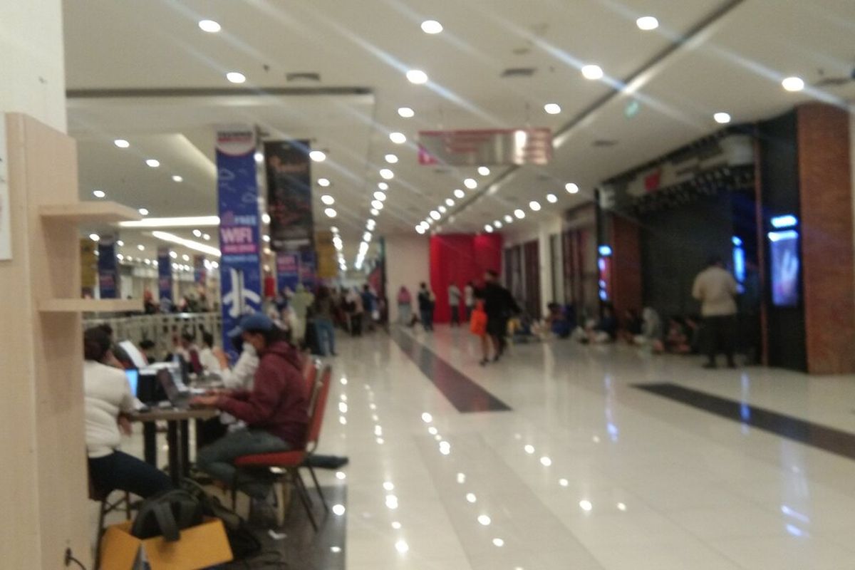 Warga antusias mengikuti vaksinasi di Mal Technomart, Galuh Mas, Karawang, Jawa Barat, Senin (25/3/2022).