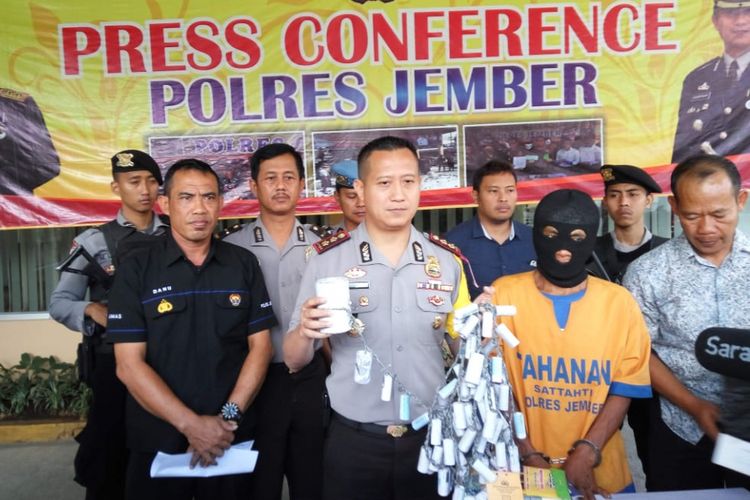 Kapolres Jember, AKBP Kusworo Wibowo, Menunjukkan Barang Bukti Petasan Dengan Berbagai Macam Ukuran, Jumat (18/5/2018).