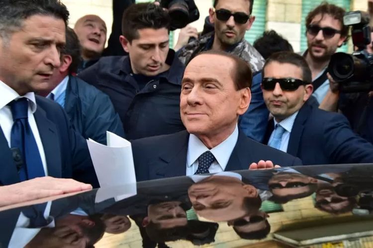 Berlusconi dihukum melayani masyarakat sebagai bagian dari kasus penipuan pajak.