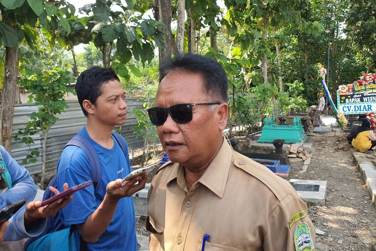 Lurah Ngawu Wibowo Dwi Djatmiko, ditemui seusai pemakaman korban dugaan keracunan di Kalurahan Playen, Gunungkidul. Senin (27/5/2024)