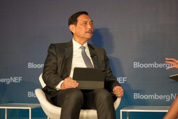 Menko Bidang Kemaritiman dan Investasi Luhut Binsar Pandjaitan ketika berbincang dengan pejabat Bloomberg di Bali, Rabu (20/4/2022).