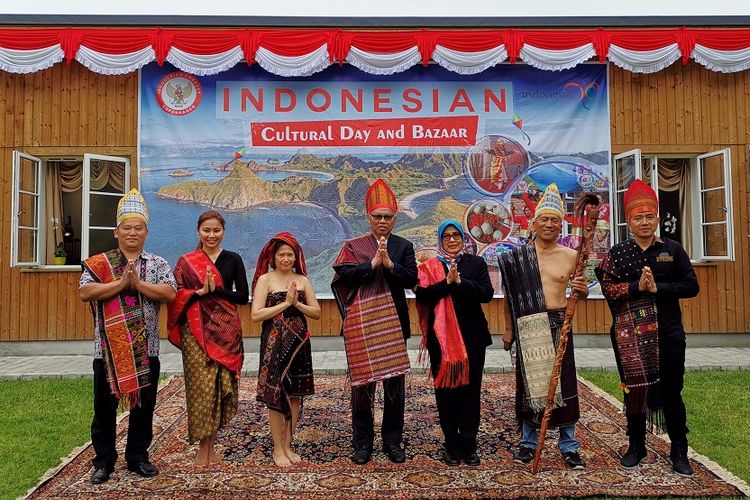Duta Besar Indonesia untuk Denmark, M Ibnu Said saat berfoto dengan WNI di Denmark, di sela-sela acara Indonesian Cultural Day and Bazaar 2019, di KBRI Kopenhagen, Sabtu (15/6/2019).