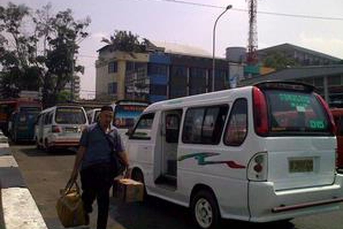 Pintu keluar terminal Lebak-Bulus terhambat karena banyak angkot yang ngetem