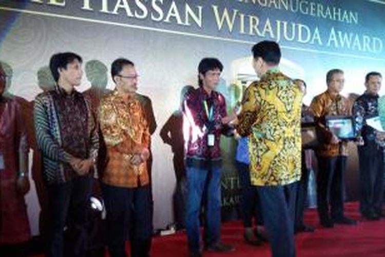 Pemimpin Redaksi Kompas.com Achmad Subechi menerima penghargaan The Hassan
Wirajuda Award 2015, oleh mantan Menlu RI, Hassan Wirajuda, di Balai
Kartini, Jakarta, Selasa (20/10/2015).
