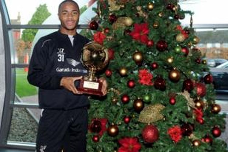 Gelandang serang Liverpool, Raheem Sterling, meraih Golden Boy Award 2014.