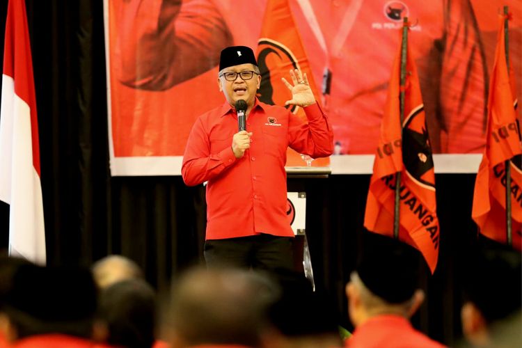 Sekretaris Jenderal PDI-P Hasto Kristiyanto saat berpidato di hadapan kader-kader PDI-P Sumatera Barat, Selasa (4/7/2023).