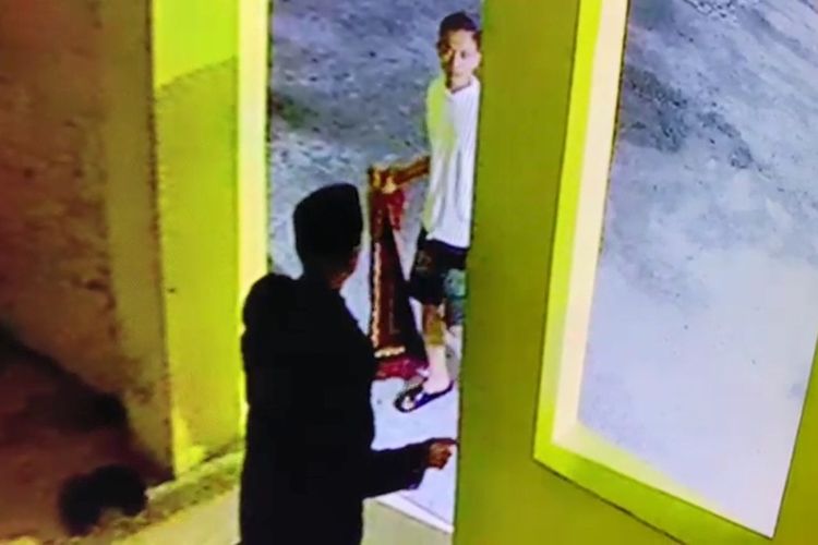 Iman Masjid Al Ikhwan, Kelurahan Senga, Kecamatan Belopa, Kabupaten Luwu, Sulawesi Selatan, Jumat (31/12/2021) dinihari diserang oleh orang tak dikenal OTK).