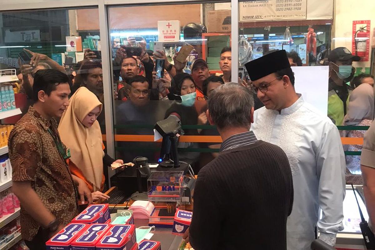 Gubernur DKI Jakarta Anies Baswedan di Pasar Pramuka, Jakarta Timur, Jumat (6/3/2020)