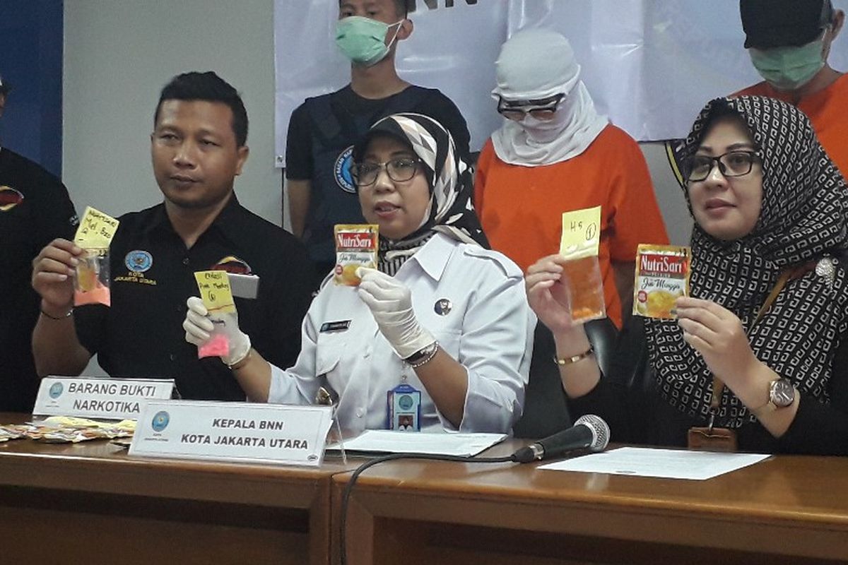 Kepala BNNK Jakarta Utara AKBP Yuanita Amelia Sari menunjukkan barang bukti narkoba yang dibungkus kemasan minuman ringan dalam konferensi pers di Kantor BNNK Jakarta Utara, Kamis (14/3/2019).