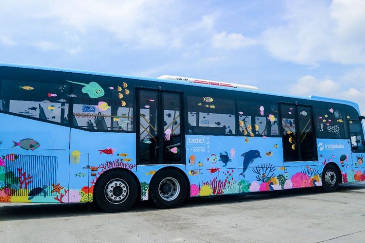 Sebanyak 10 bus transjakarta rute Ragunan dan Ancol, dipasangi stiker bergambar satwa. Pemasangan stiker itu sebagai bagian keikutsertaan PT Transjakarta memperkenalkan lokasi wisata di Ibu Kota. 