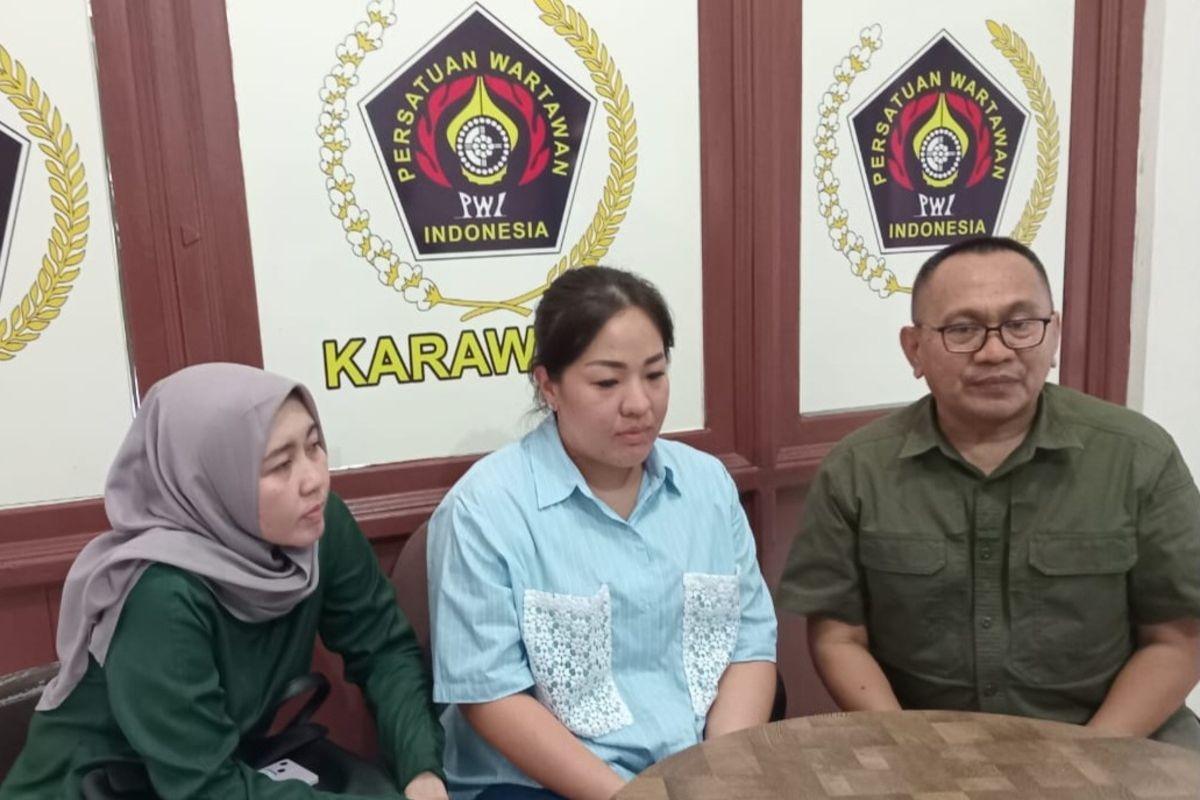 Stephanie Sugianto (tengah) saat memberikan keterangan pers di Sekretariat PWI Karawang, Senin (24/6/2024)